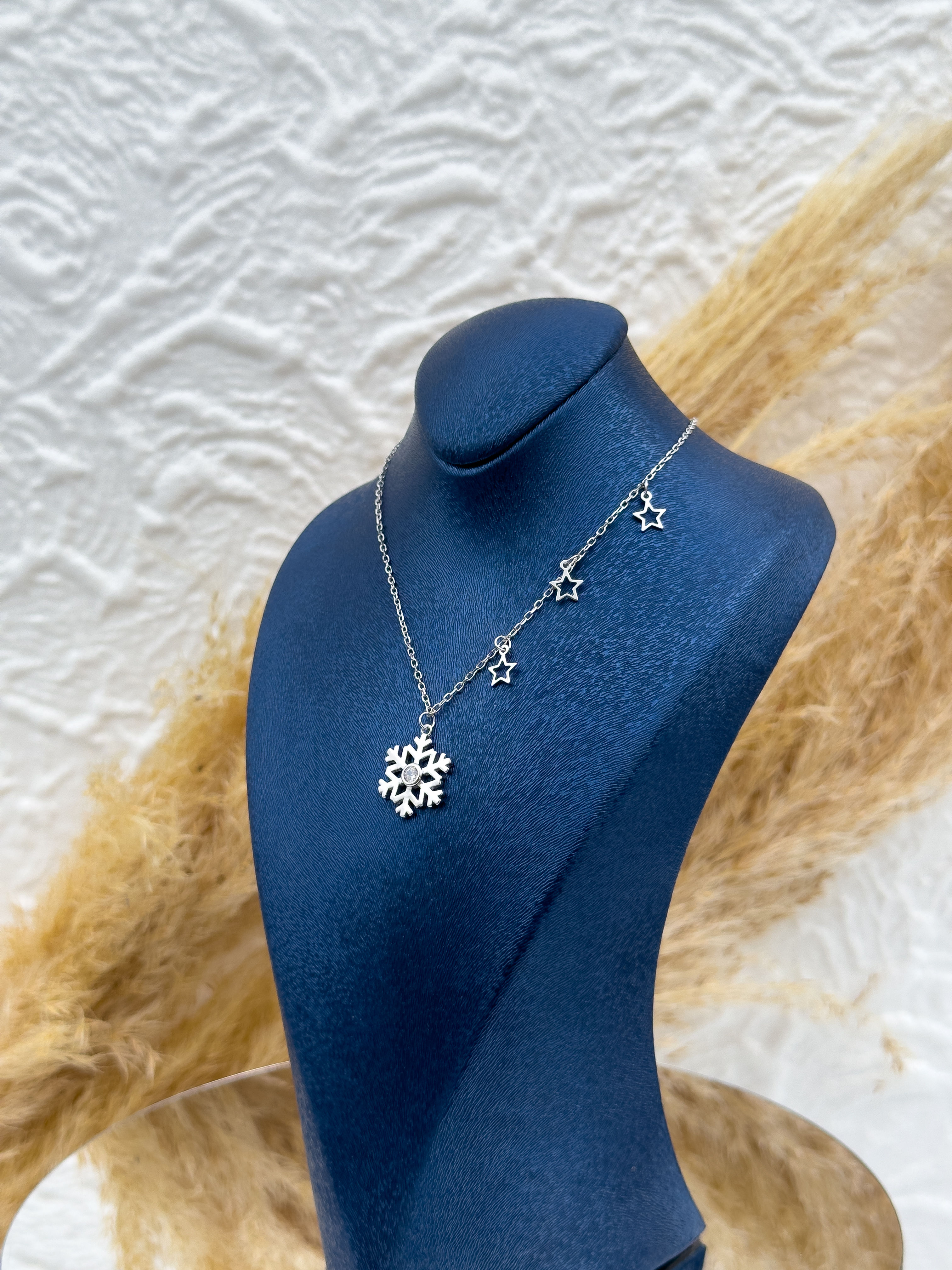 925 Ayar Gümüş Kar Tanesi Figürlü Taşlı Kadın Kolye – Zarif & Şık Tasarım